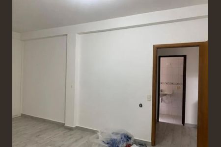 Quarto com paredes brancas e piso de madeira, sem móveis ou decoração. de casa à venda com 6 quartos, 245m² em Aclimação, São Paulo
