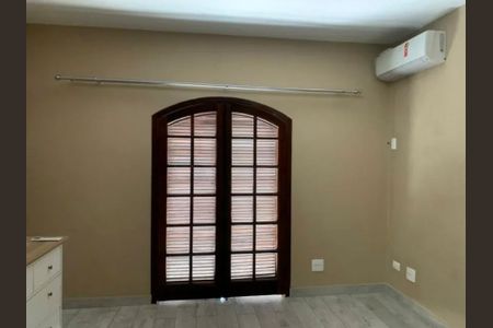 Janela com persianas de madeira em uma sala com piso de porcelanato e ar condicionado. de casa à venda com 6 quartos, 245m² em Aclimação, São Paulo
