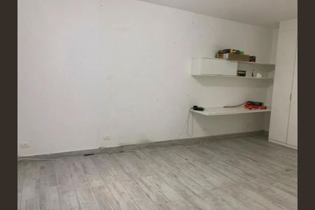 Sala com piso de porcelanato e prateleiras de gavetas brancas, sem móveis ou decoração. de casa à venda com 6 quartos, 245m² em Aclimação, São Paulo