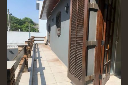 Varanda com vista para a cidade, com piso de cerâmica e janelas pequenas, iluminada de forma boa, com móveis de madeira e com um nível de decoração básico. de casa à venda com 6 quartos, 245m² em Aclimação, São Paulo