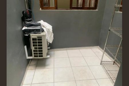 Cobertura com ar condicionado, chinelos e um rack de metal. de casa à venda com 6 quartos, 245m² em Aclimação, São Paulo