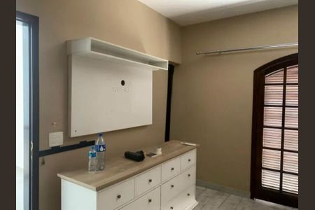 Casa com varanda e vista para a cidade, com móveis brancos e azuis, e janelas grandes. de casa à venda com 6 quartos, 245m² em Aclimação, São Paulo