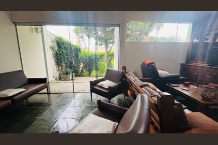 Casa à venda com 263m², 4 quartos e 4 vagas