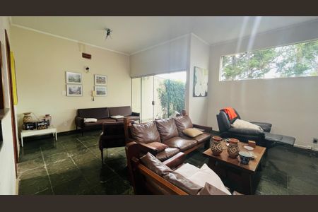 Casa à venda com 263m², 4 quartos e 4 vagas