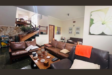 Casa à venda com 263m², 4 quartos e 4 vagas