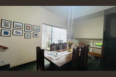 Casa à venda com 263m², 4 quartos e 4 vagas