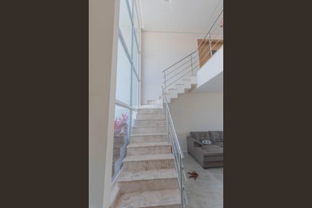 Casa de condomínio à venda com 261m², 3 quartos e 4 vagas Casa de condomínio à venda com 261m², 3 quartos e 4 vagasEscada