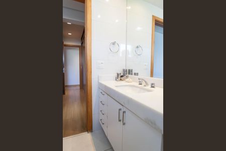 Apartamento à venda com 136m², 3 quartos e 3 vagasBanheiro suite 