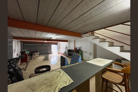 Casa à venda com 300m², 3 quartos e 2 vagas Casa à venda com 300m², 3 quartos e 2 vagasÁrea comum