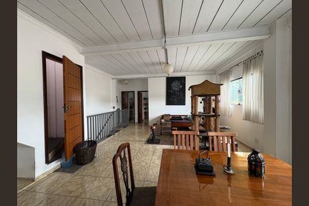 Casa à venda com 300m², 3 quartos e 2 vagas Casa à venda com 300m², 3 quartos e 2 vagasSala e Cozinha