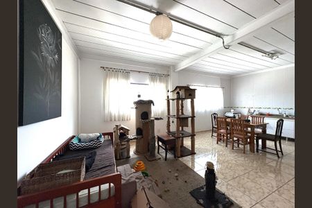 Casa à venda com 300m², 3 quartos e 2 vagas Casa à venda com 300m², 3 quartos e 2 vagasSala e Cozinha