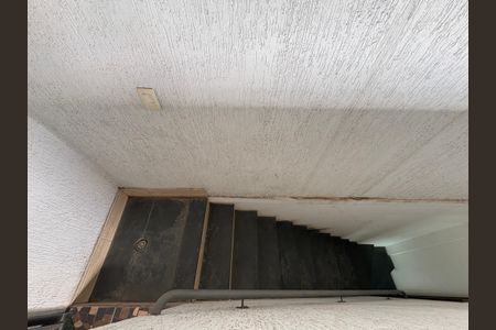 Casa à venda com 300m², 3 quartos e 2 vagas Casa à venda com 300m², 3 quartos e 2 vagasEscada para Área de serviço