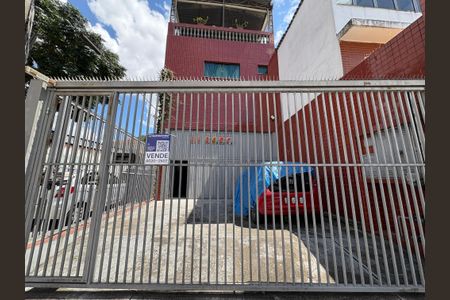 Casa à venda com 300m², 3 quartos e 2 vagas Casa à venda com 300m², 3 quartos e 2 vagasFachada