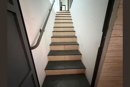 Casa à venda com 300m², 3 quartos e 2 vagas Casa à venda com 300m², 3 quartos e 2 vagasEscada de entrada