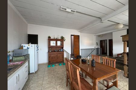 Casa à venda com 300m², 3 quartos e 2 vagas Casa à venda com 300m², 3 quartos e 2 vagasSala e Cozinha