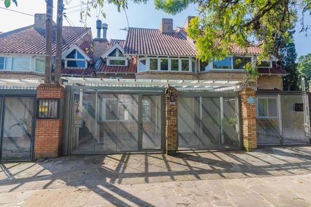 Casa para alugar com 210m², 3 quartos e 3 vagas Casa para alugar com 210m², 3 quartos e 3 vagasFachada