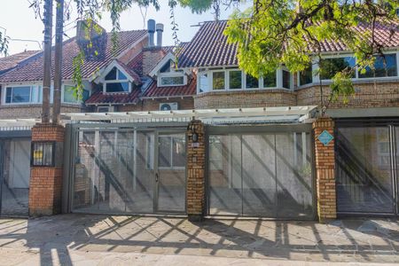 Casa para alugar com 210m², 3 quartos e 3 vagas Casa para alugar com 210m², 3 quartos e 3 vagasFachada