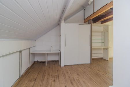 Casa para alugar com 210m², 3 quartos e 3 vagas Casa para alugar com 210m², 3 quartos e 3 vagasSotão