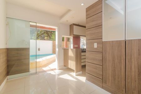 Casa para alugar com 210m², 3 quartos e 3 vagas Casa para alugar com 210m², 3 quartos e 3 vagasSala de jantar