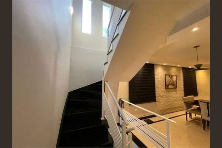Casa à venda com 300m², 4 quartos e 7 vagasEscada