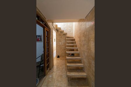 Casa à venda com 139m², 3 quartos e 2 vagas Casa à venda com 139m², 3 quartos e 2 vagasEscada
