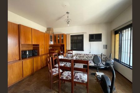 Casa à venda com 234m², 5 quartos e 6 vagas