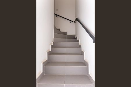 Casa de condomínio à venda com 154m², 2 quartos e 2 vagasEscada