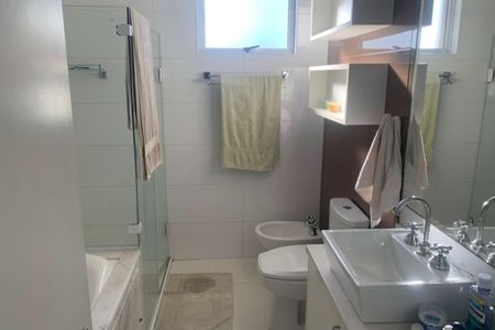 Apartamento para alugar com 204m², 3 quartos e 3 vagas Apartamento para alugar com 204m², 3 quartos e 3 vagasBanheiro da Suíte 1