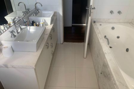Apartamento para alugar com 204m², 3 quartos e 3 vagas Apartamento para alugar com 204m², 3 quartos e 3 vagasBanheiro da Suíte 1
