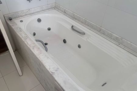 Apartamento para alugar com 204m², 3 quartos e 3 vagas Apartamento para alugar com 204m², 3 quartos e 3 vagasBanheiro da Suíte 1