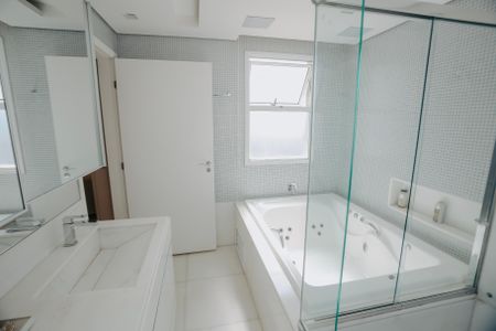 Apartamento à venda com 460m², 3 quartos e 6 vagasBanheiro da Suíte 2