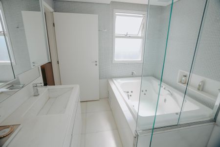 Apartamento à venda com 460m², 3 quartos e 6 vagasBanheiro da Suíte 2