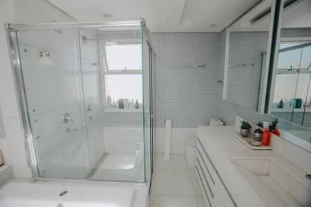 Apartamento à venda com 460m², 3 quartos e 6 vagasBanheiro da Suíte 2
