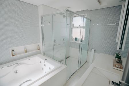 Apartamento à venda com 460m², 3 quartos e 6 vagasBanheiro da Suíte 2