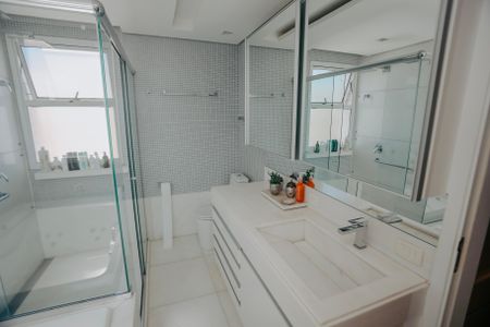 Apartamento à venda com 460m², 3 quartos e 6 vagasBanheiro da Suíte 2