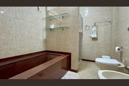 Apartamento para alugar com 224m², 3 quartos e 2 vagasBanheiro da Suíte 2