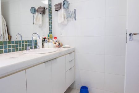 Apartamento à venda com 135m², 3 quartos e 3 vagasBanheiro suite 