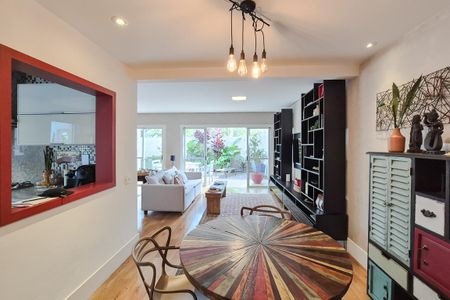 Casa de condomínio à venda com 223m², 3 quartos e 4 vagas Casa de condomínio à venda com 223m², 3 quartos e 4 vagasSala