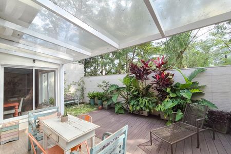 Casa de condomínio à venda com 223m², 3 quartos e 4 vagas Casa de condomínio à venda com 223m², 3 quartos e 4 vagasQuintal