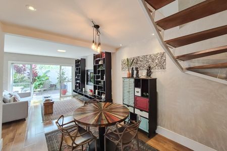 Casa de condomínio à venda com 223m², 3 quartos e 4 vagas Casa de condomínio à venda com 223m², 3 quartos e 4 vagasSala