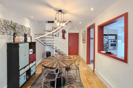 Casa de condomínio à venda com 223m², 3 quartos e 4 vagas Casa de condomínio à venda com 223m², 3 quartos e 4 vagasSala