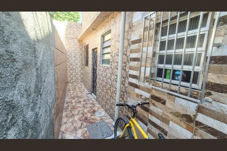 Casa para alugar com 90m², 2 quartos e sem vagaCorredor Lateral do imóvel 