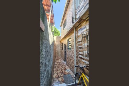 Casa para alugar com 90m², 2 quartos e sem vagaCorredor Lateral do imóvel 
