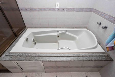 Casa à venda com 300m², 4 quartos e 4 vagasBanheira