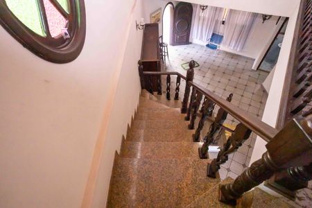 Casa à venda com 300m², 4 quartos e 4 vagasEscada