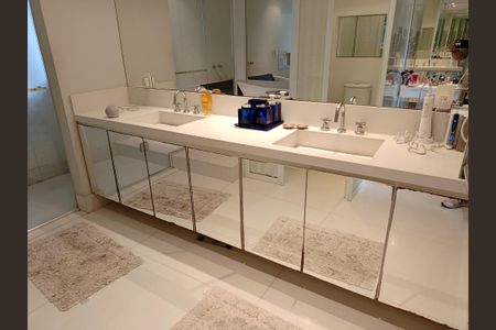 Casa à venda com 750m², 4 quartos e 4 vagasBanheiro da Suíte 1