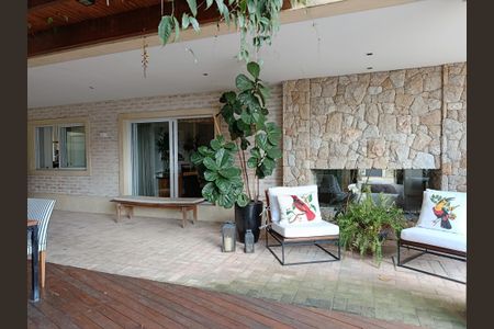 Casa à venda com 750m², 4 quartos e 4 vagasPiscina