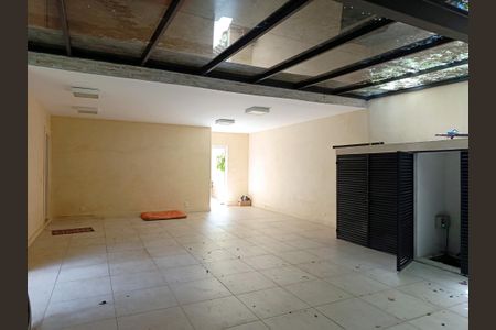 Garagem de casa à venda com 4 quartos, 750m² em Boaçava, São Paulo