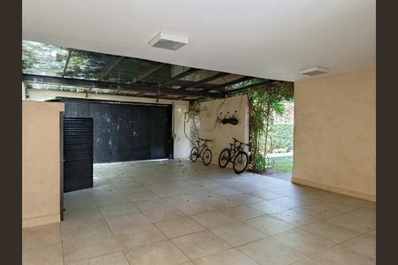 Garagem de casa à venda com 4 quartos, 750m² em Boaçava, São Paulo