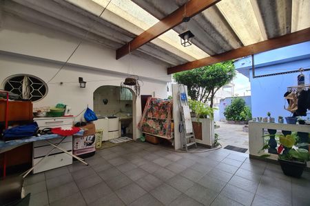 Casa à venda com 220m², 2 quartos e 4 vagas Casa à venda com 220m², 2 quartos e 4 vagasQuintal